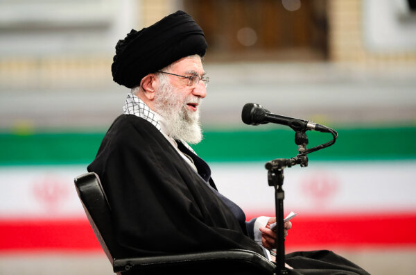 Lãnh đạo tối cao Iran Ayatollah Ali Khamenei diễn thuyết trong một cuộc gặp với nhân viên của lực lượng không quân và phòng không của quân đội Iran ở Tehran, Iran, vào ngày 07/02/2021. (Ảnh: Văn phòng Lãnh đạo Tối cao Iran qua AP)