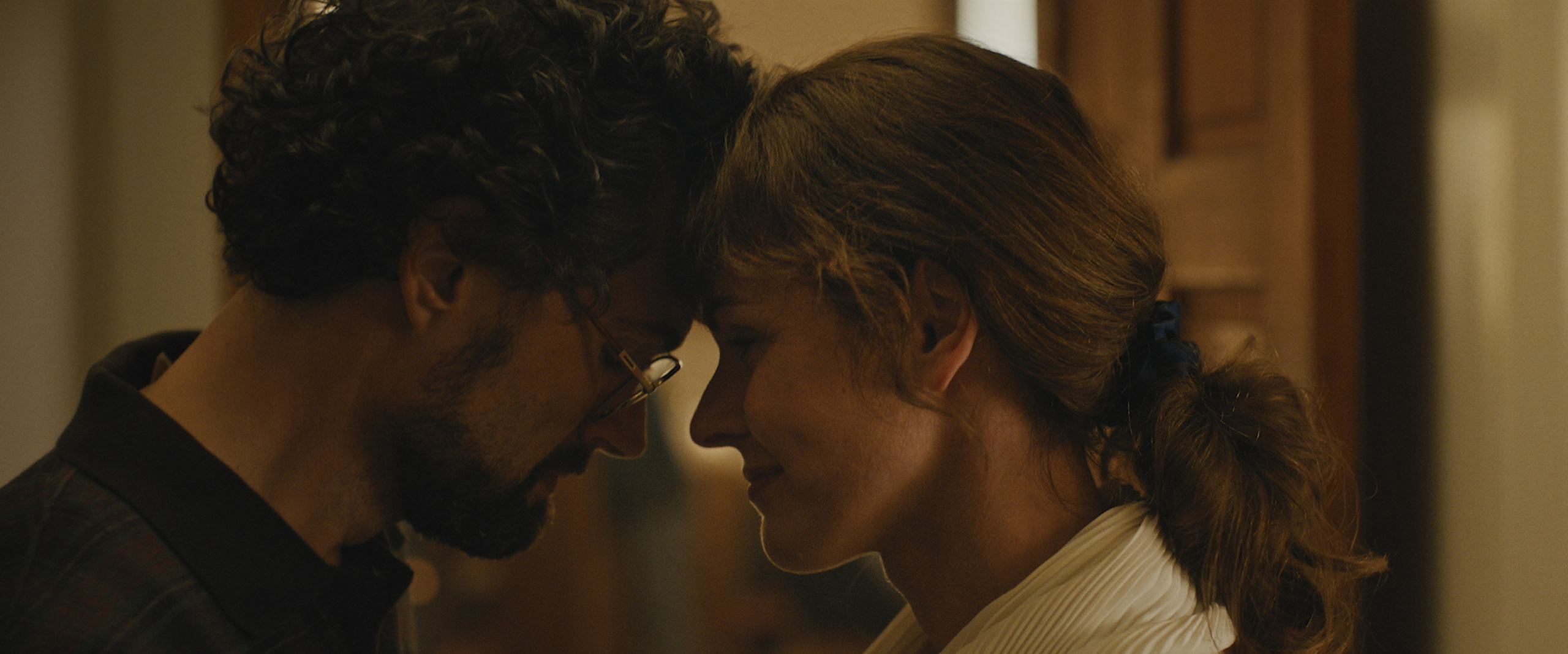 Anh Joel Smallbone đóng vai cha mình, ông David Smallbone, trong bộ phim “Unsung Hero” (Người Hùng Thầm Lặng), bên cạnh nữ diễn viên Daisy Betts, đóng vai bà Helen Smallbone, mẹ của anh Joel. (Ảnh: Đăng dưới sự cho phép của Lionsgate)