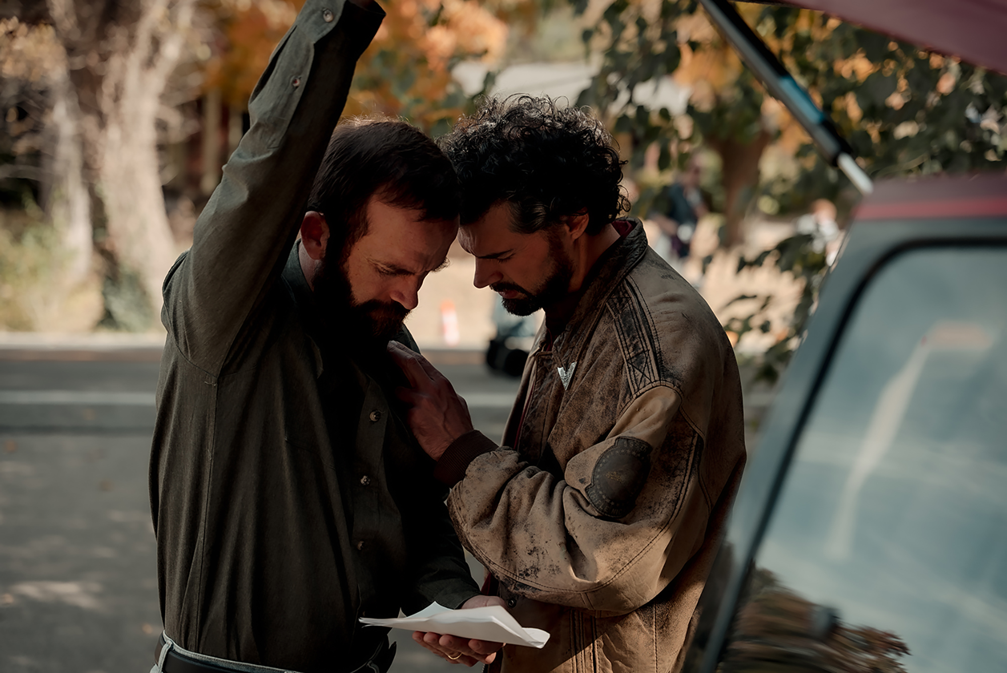 Tài tử Black và ông Smallbone trong một phân cảnh từ bộ phim “Unsung Hero” (Người Hùng Thầm Lặng). (Ảnh: MovieStillsDB)