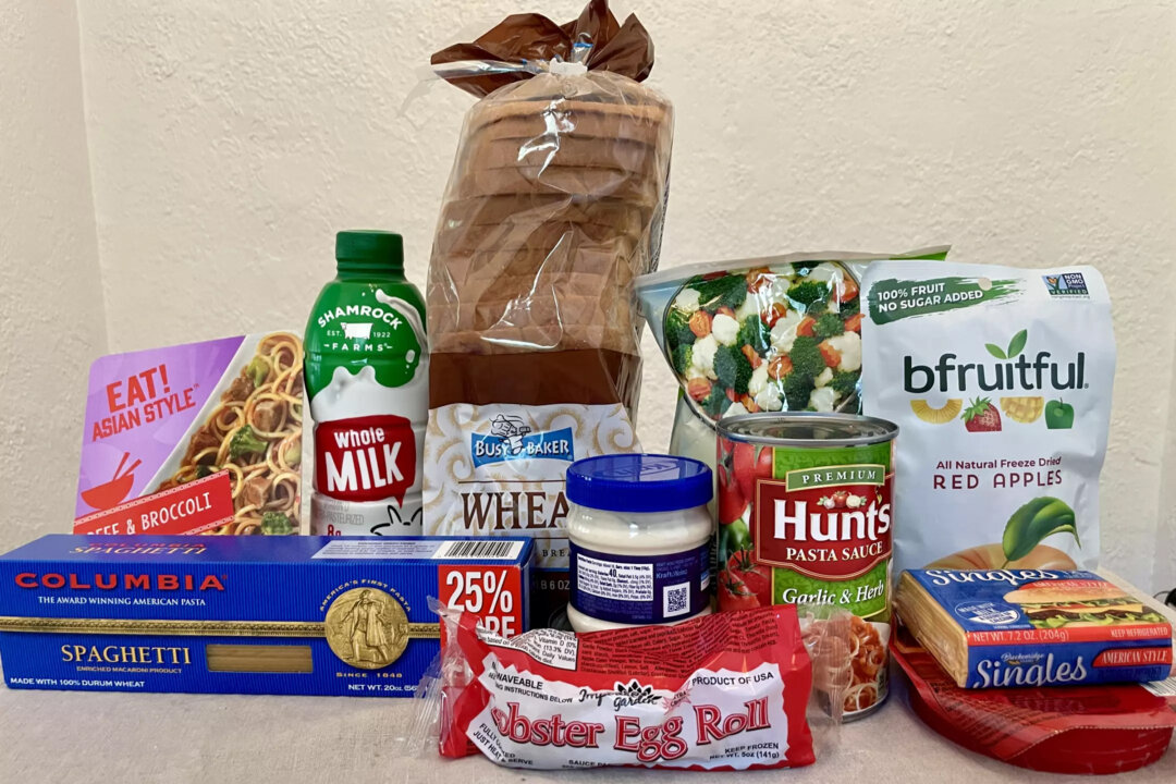 Thực phẩm mua từ cửa hàng Dollar Tree với ngân sách 20 USD bao gồm sữa, rau đông lạnh, trái cây sấy khô, bánh mì, nước sốt mì ống, mì ống khô, mì đông lạnh, sốt mayonnaise, chả giò tôm hùm đông lạnh, phô mai, và thịt giăm bông. (Ảnh: Jenn Harris/Los Angeles Times/TNS)