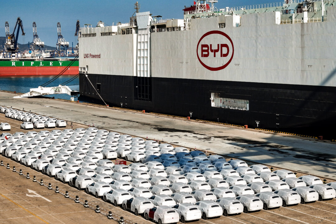 Xe điện xuất cảng của BYD đang chờ được chất lên “BYD Explorer NO.1,” một tàu được đóng trong nước dùng để xuất cảng xe hơi Trung Quốc, tại cảng Yên Đài, tỉnh Sơn Đông, miền đông Trung Quốc, hôm 10/01/2024. (Ảnh: STR/AFP qua Getty Images)