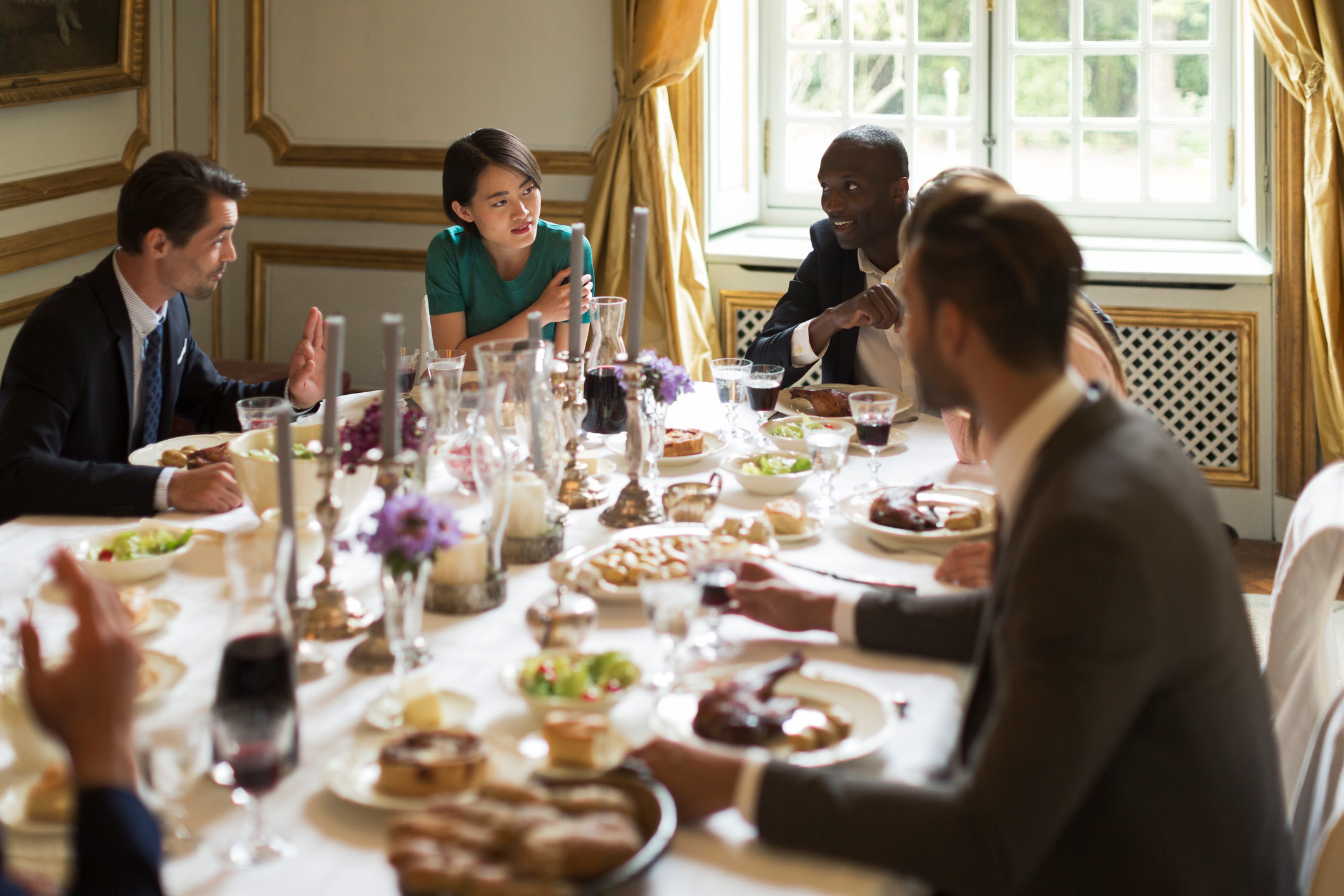 Hãy tôn trọng người khác và duy trì cuộc trò chuyện vui vẻ cho mọi người trong bữa tối. (Ảnh: Tempura/ Getty Images)