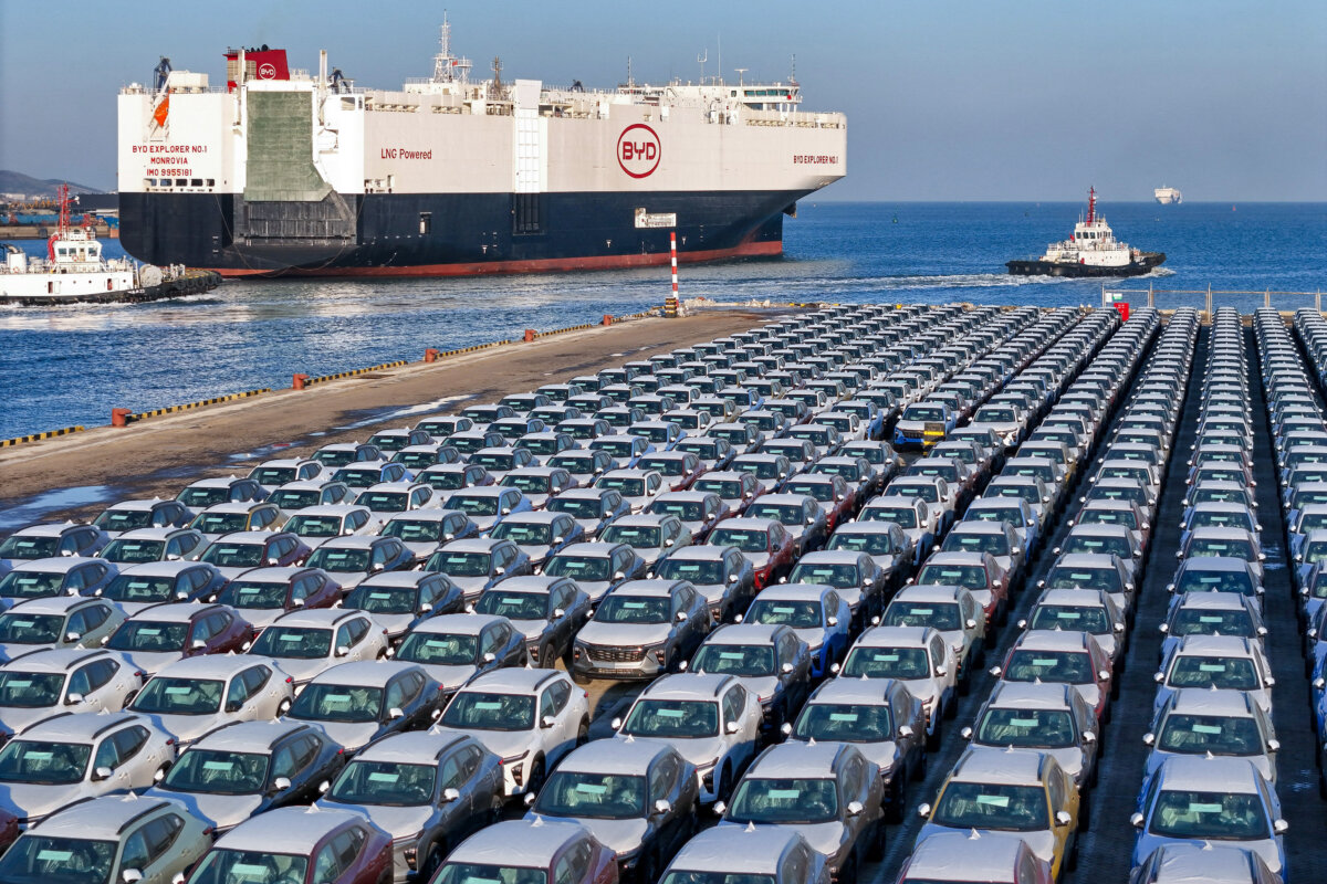 Xe điện xuất cảng đang chờ được chất lên “BYD Explorer NO.1,” một tàu được đóng trong nước nhằm xuất cảng xe Trung Quốc, tại cảng Yên Đài, tỉnh Sơn Đông, miền đông Trung Quốc, hôm 10/01/2024. (Ảnh: STR/AFP qua Getty Images)