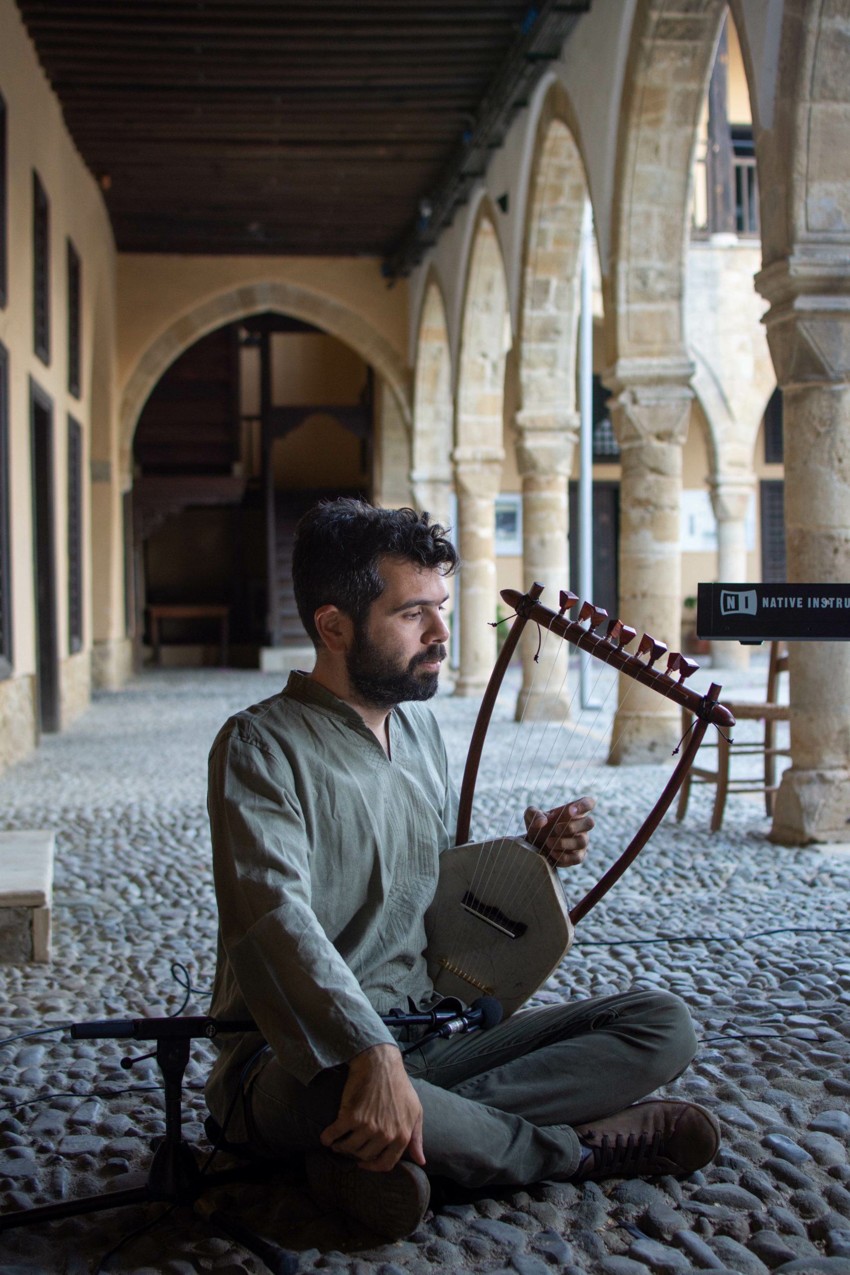 Nhạc sỹ Theodoros Koumartzis biểu diễn đàn lia ở đảo Cyprus. (Ảnh: Đăng dưới sự cho phép của nhạc sỹ Theodoros Koumartzis)