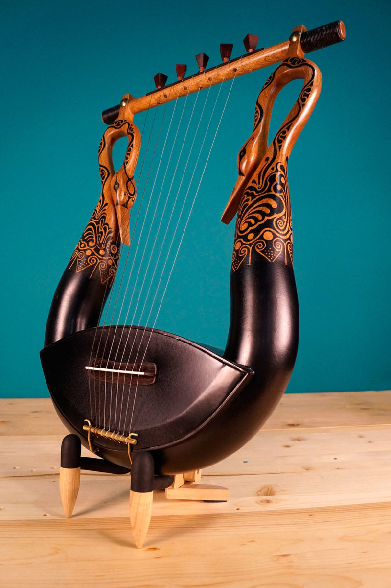 Cha của ông Theodoros Koumartzis là ông Anastasios và anh trai Jordan là những nhạc sỹ và thợ làm đàn bậc thầy. (Ảnh: Đăng dưới sự cho phép của nhạc sỹ Theodoros Koumartzis)