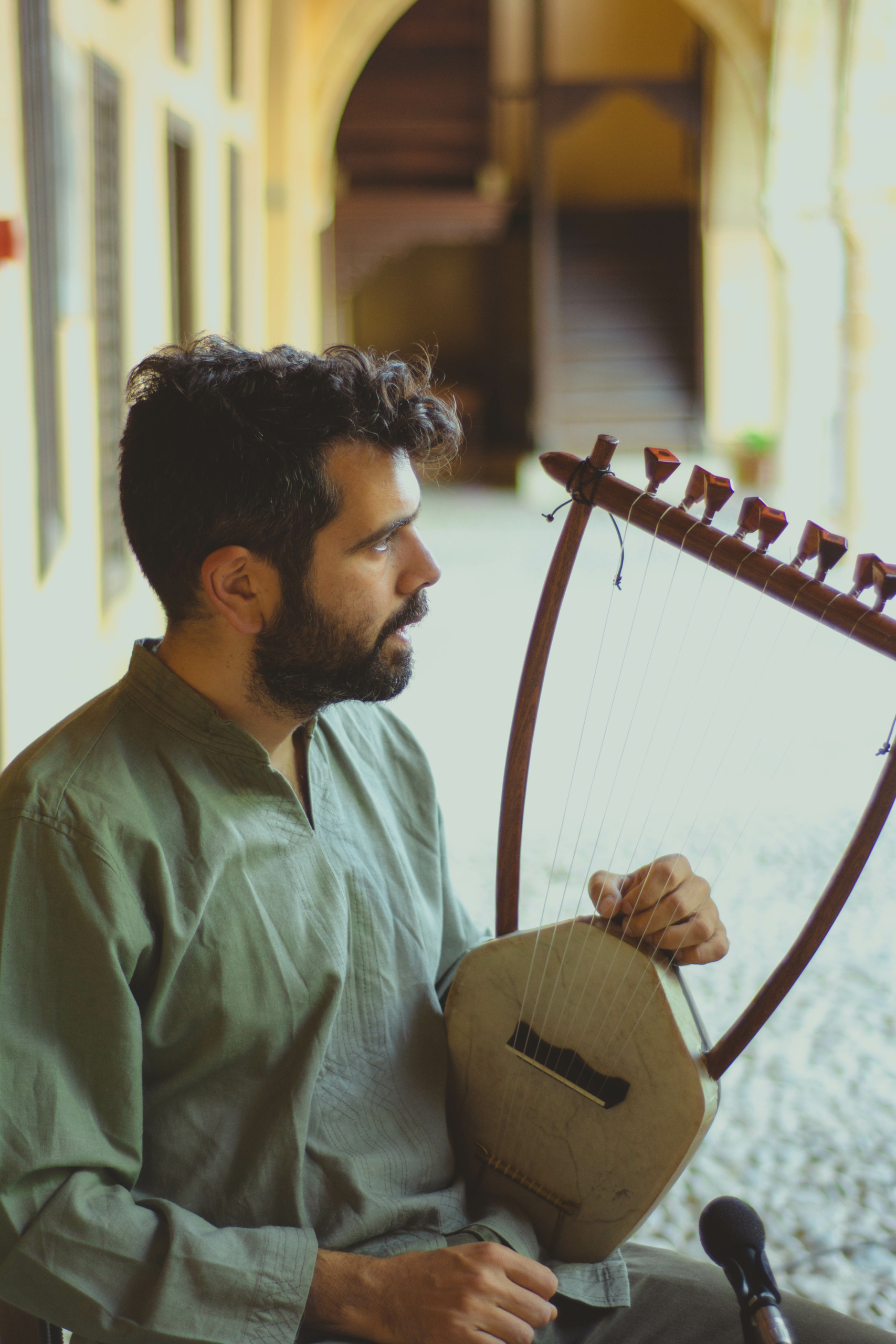 Ông Theodoros Koumartzis biểu diễn đàn lia ở Cyprus. (Ảnh: Đăng dưới sự cho phép của nhạc sỹ Theodoros Koumartzis)