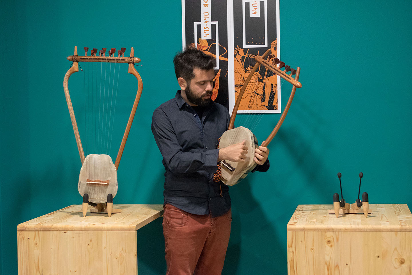 Ông Theodoros Koumartzis trình diễn đàn lia của Hy Lạp cổ đại. (Ảnh: Đăng dưới sự cho phép của nhạc sỹ Theodoros Koumartzis)