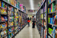 Người dân mua sắm tại quầy bánh kẹo của một siêu thị ở Tây Úc vào ngày 04/05/2024. (Ảnh: Susan Mortimer/The Epoch Times)