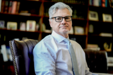 Thẩm phán Juan Merchan tại phòng làm việc của ông ở thành phố New York, hôm 14/03/2024. (Ảnh: Seth Wenig/AP Photo)