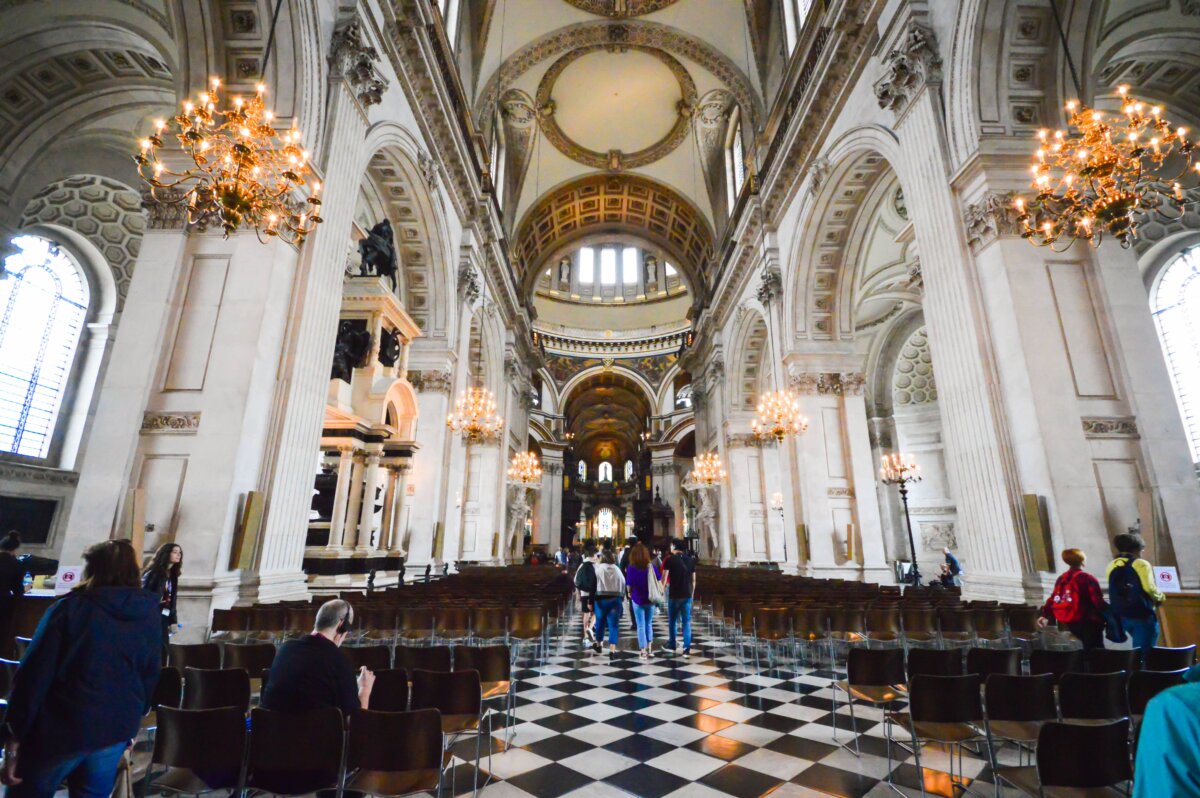 Nội thất của Nhà thờ Thánh Paul tự hào có một gian giữa hình thập tự giá được trang trí lộng lẫy với một khu vực cho dàn hợp xướng và ba gian nhà, đặc trưng của phong cách baroque xa hoa. Gian giữa cao 91 feet (khoảng 28m), ngăn cách với các lối đi bằng một mái vòm do các trụ bổ tường kiểu Corinth nâng đỡ. Kiến trúc sư Wren đã thiết kế các khung vòm tinh xảo với mái vòm hình tròn và bao quanh các cửa sổ lấy sáng hình bán nguyệt (mái vòm hình lưỡi liềm). Các mái vòm được trang trí bằng tranh khảm của họa sỹ William Blake Richmond và dẫn đến bàn thờ đặt trên cao. (Ảnh: Fazlyeva Kamilla/Shutterstock)