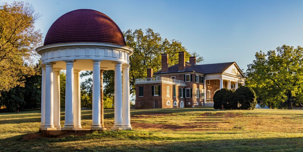 Được biết đến với tên gọi là Đền thờ, kiến trúc monopteron này (gồm hệ thống các cột trụ nâng đỡ một mái vòm) được xây dựng trong khuôn viên Montpelier vào đầu những năm 1800 trên một giếng nước đá hai tầng lát gạch. Bà Anna Thornton, phu nhân của kiến trúc sư Thủ đô quốc gia William Thornton, đã vẽ bản phác thảo gốc cho Đền thờ, lấy cảm hứng từ Đền Vesta thời La Mã cổ đại, nơi thờ Thần Vesta - Nữ Thần cai quản lò sưởi và gia đình. Các trụ gạch được phủ bằng vữa sơn để trông giống như các cột đá cẩm thạch. Mái vòm được lợp bằng gỗ cây bách, bên dưới là một dải trang trí có các họa tiết ba cột lặp lại. (Ảnh: Đăng dưới sự cho phép của dinh thự Montpelier)