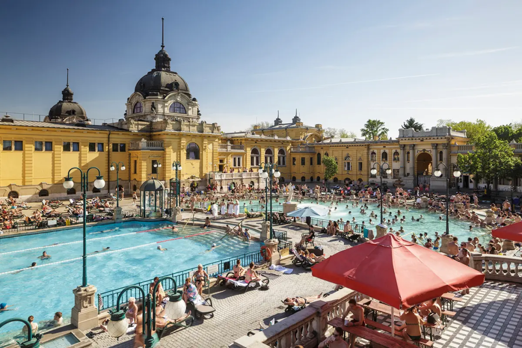 Bể nước nóng Szechenyi, được xây dựng vào năm 1913, gồm có 15 bể tắm trong nhà và ba hồ bơi, bên cạnh đó còn có 10 phòng xông hơi khô và ướt. (Ảnh: Julian Elliott Photography/Getty Images)