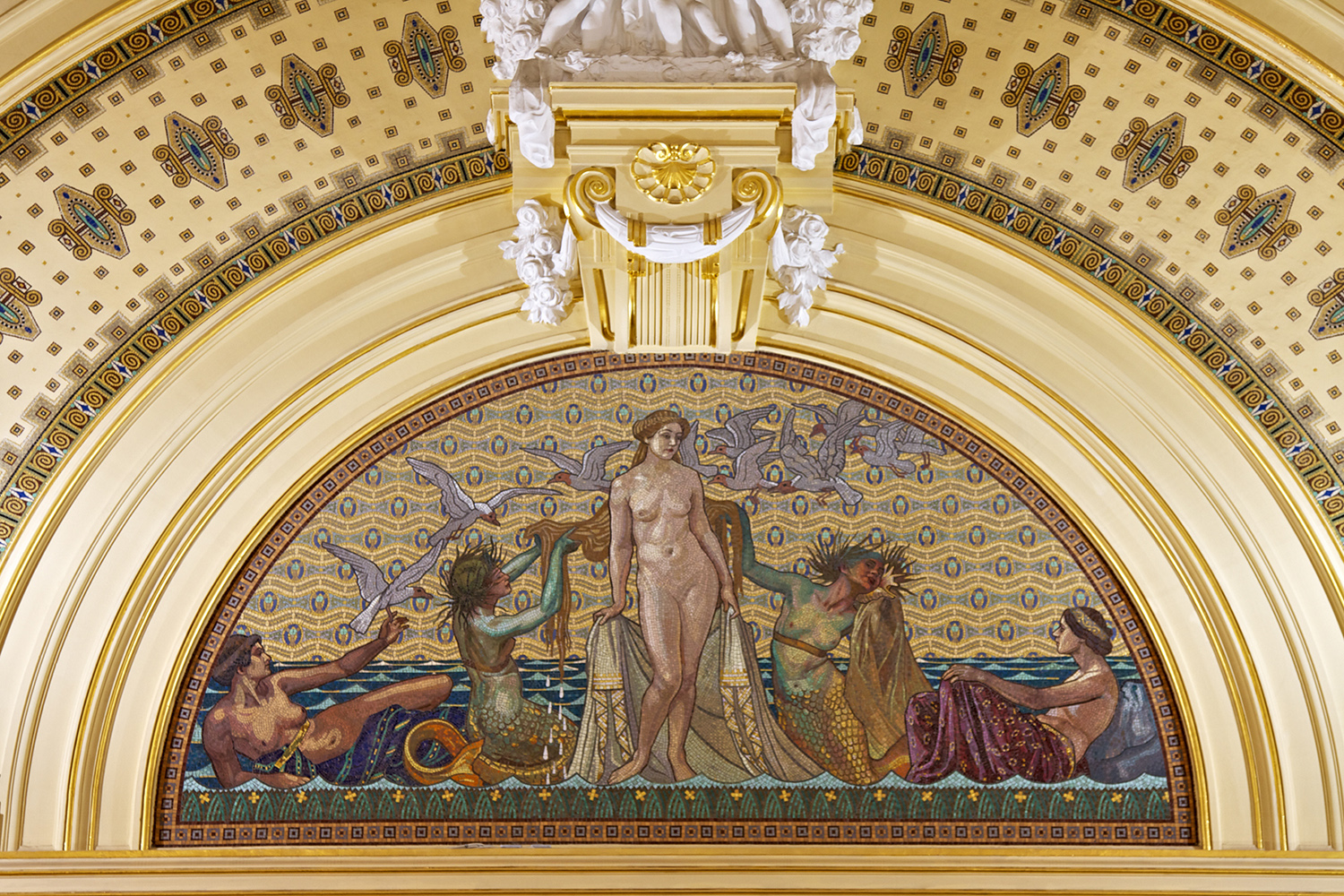 Những bức tranh khảm trang trí công phu tô điểm cho mái vòm cung điện Bể nước nóng Szechenyi (Ảnh: nimu1956/iStock/Getty Images).