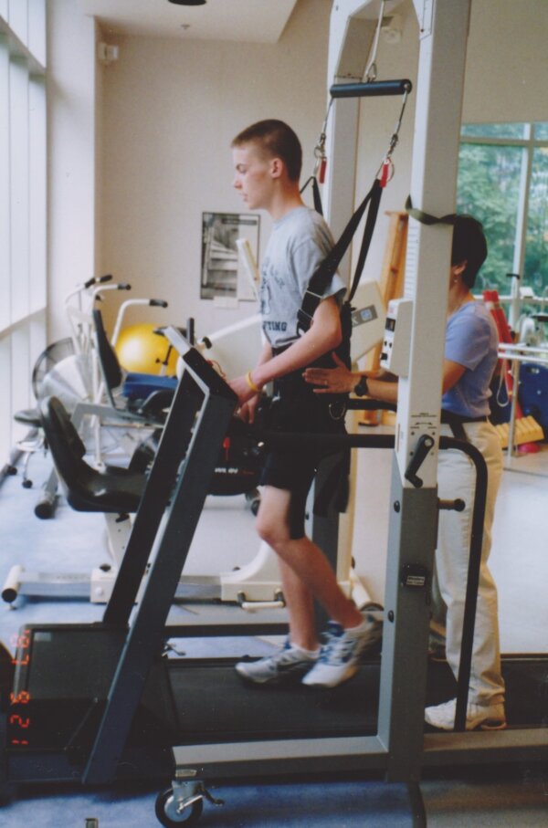 Will Boggs đang tập vật lý trị liệu sau tai nạn. (Ảnh được đăng với sự cho phép của anh Will Boggs)