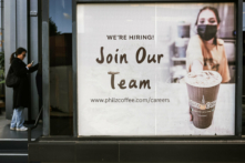 Một tấm bích chương ghi “Chúng tôi đang tuyển dụng” dán bên ngoài một quán cà phê ở Los Angeles, hôm 03/01/2024. (Ảnh: Mario Tama/Getty Images)
