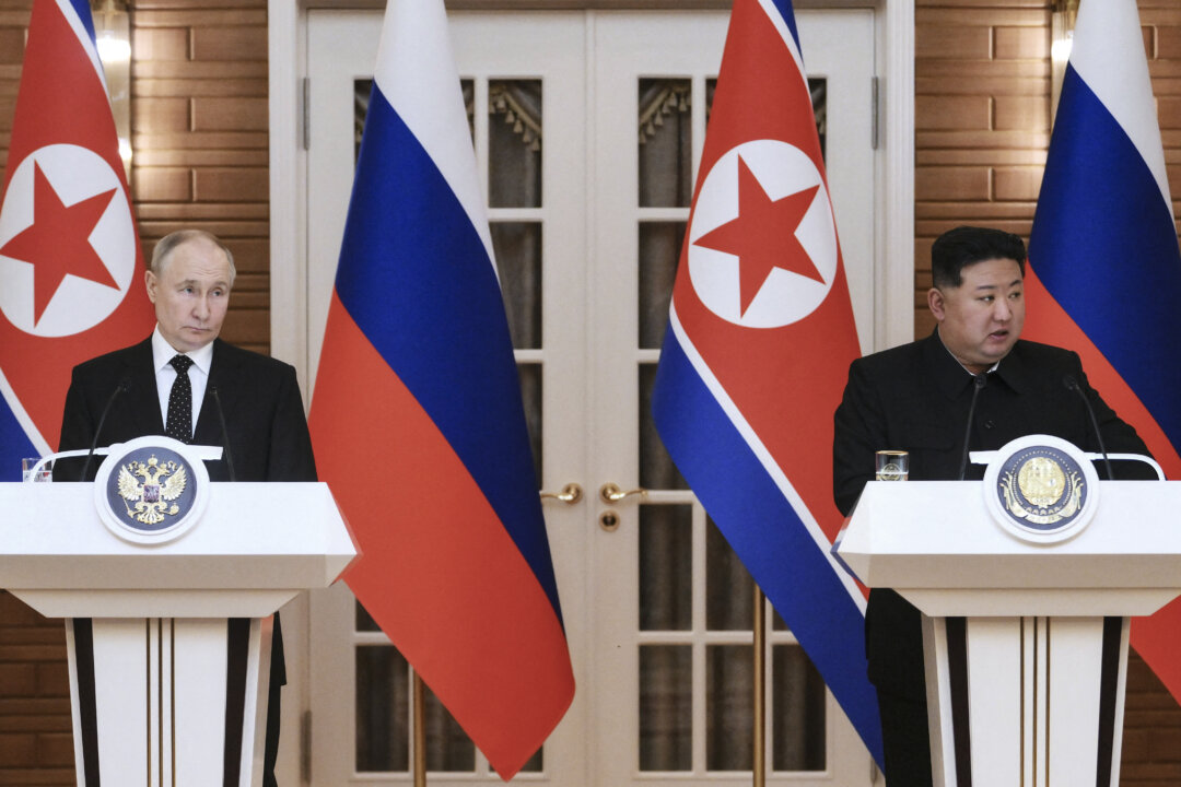 Tổng thống Nga Vladimir Putin và nhà lãnh đạo Bắc Hàn Kim Jong Un nói chuyện với giới truyền thông sau cuộc hội đàm song phương tại Cung Kumsusan ở Bình Nhưỡng, Bắc Hàn, hôm 19/06/2024. (Ảnh: Kristina Kormilitsyna/AFP qua Getty Images)