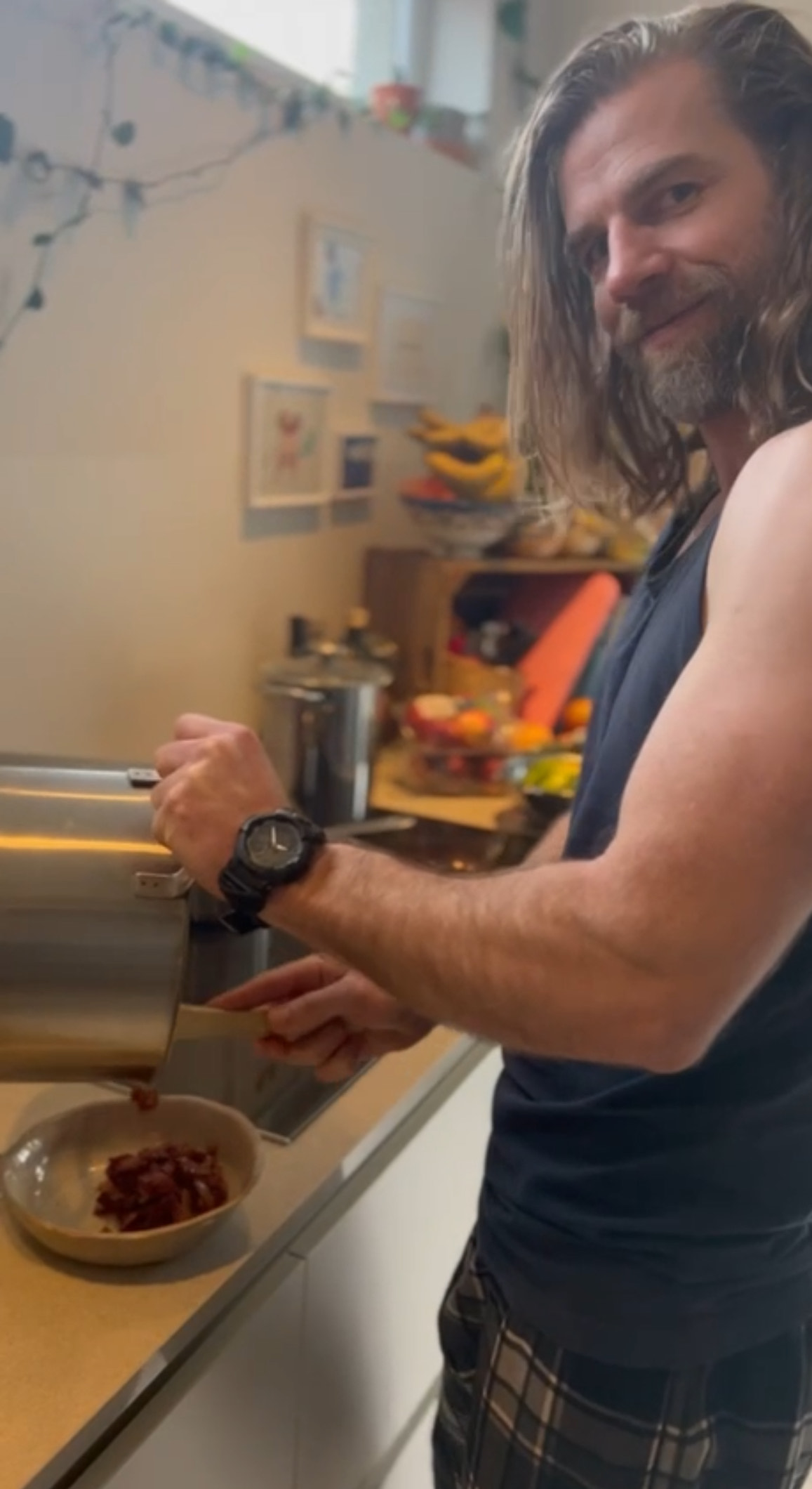 Từ khi không còn bật TV vào buổi tối, anh Clarke nấu ăn nhiều hơn. (Ảnh: Đăng dưới sự cho phép của @stephenclarke82)