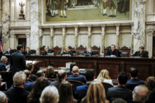 Tòa án Tối cao Wisconsin nghe các tranh luận trong một phiên điều trần về tái phân chia địa hạt bầu cử tại Tòa nhà Tiểu bang ở Madison, Wisconsin, vào ngày 21/11/2023. (Ảnh: Ruthie Hauge/The Capital Times qua AP)