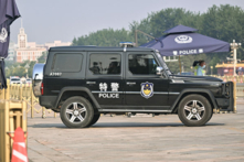 Một xe công an di chuyển trong khuôn viên Quảng trường Thiên An Môn, Bắc Kinh, hôm 04/06/2024. (Ảnh: Adek Berry/AFP qua Getty Images)
