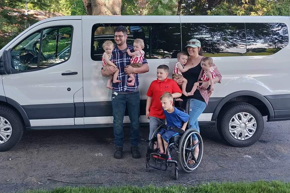 Vợ chồng cô Vancamp-Smith cùng các con. Tyler, 8 tuổi, Colton, 6 tuổi và các bé sinh bốn Zackariah, Ian Shane, Daniel Robert, và Lincoln Jesse. (Ảnh: SWNS)