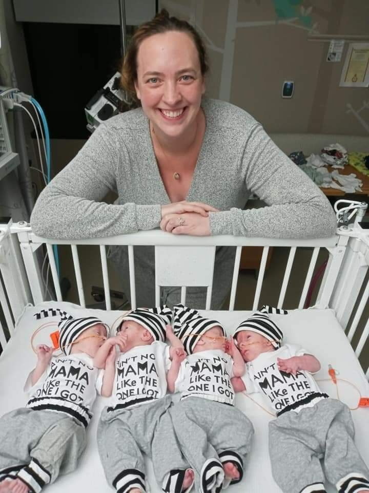 Bộ tứ nhà Vancamp-Smith và mẹ của bọn trẻ. (Ảnh: SWNS).