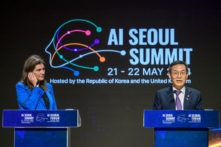 Bộ trưởng Khoa học, Cải tiến và Công nghệ Anh quốc Michelle Donelan (trái) lắng nghe Bộ trưởng Khoa học và Công nghệ Thông tin Truyền thông Lee Jong-ho chia sẻ trong cuộc họp báo sau phiên họp các bộ trưởng của Hội nghị thượng đỉnh Trí tuệ Nhân tạo Seoul, tại Viện Khoa học và Công nghệ Nam Hàn ở Seoul, hôm 22/05/2024. (Ảnh: Anthony Wallace/AFP qua Getty Images)