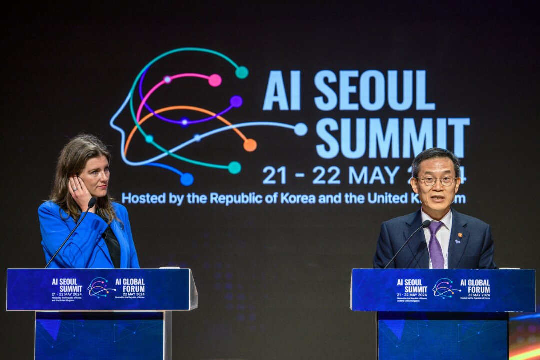 Bộ trưởng Khoa học, Cải tiến và Công nghệ Anh quốc Michelle Donelan (trái) lắng nghe Bộ trưởng Khoa học và Công nghệ Thông tin Truyền thông Lee Jong-ho chia sẻ trong cuộc họp báo sau phiên họp các bộ trưởng của Hội nghị thượng đỉnh Trí tuệ Nhân tạo Seoul, tại Viện Khoa học và Công nghệ Nam Hàn ở Seoul, hôm 22/05/2024. (Ảnh: Anthony Wallace/AFP qua Getty Images)