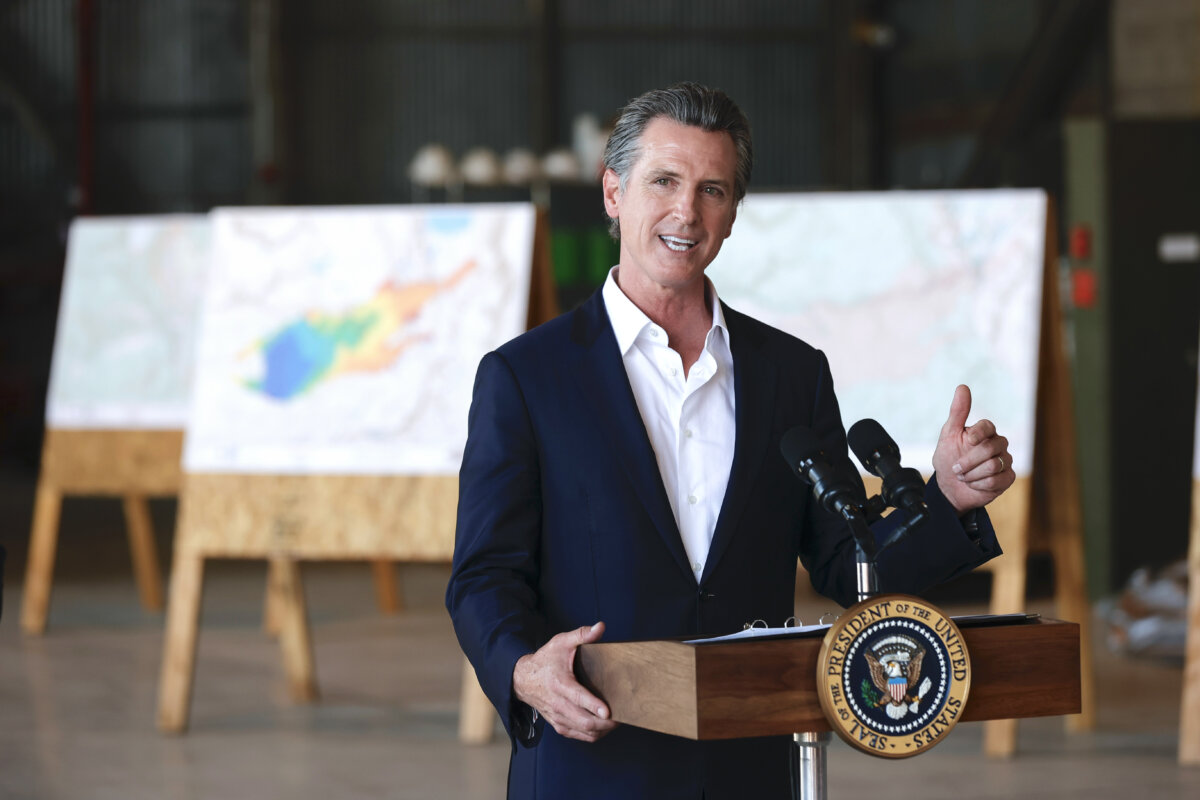 Thống đốc California Gavin Newsom nói với các phóng viên tại Phi trường Mather ở Mather, California, vào ngày 13/09/2021. (Ảnh: Justin Sullivan/Getty Images)