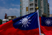 Một bức tượng đồng của cựu lãnh đạo Trung Hoa Dân Quốc Tưởng Giới Thạch ở phía sau quốc kỳ Đài Loan, tại Kim Môn, Đài Loan, ngày 24/09/2022. (Ảnh: Annabelle Chih/Getty Images)