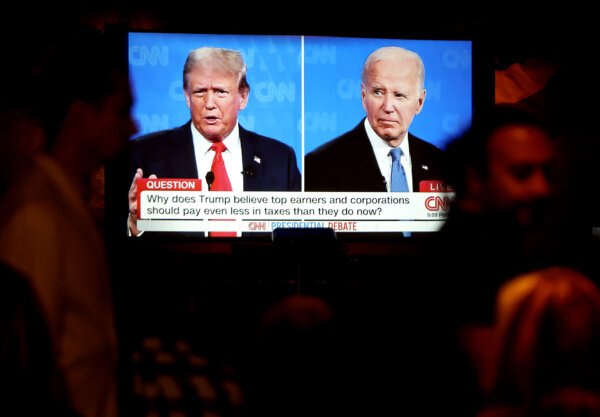 Người dân theo dõi cuộc tranh biện tổng thống giữa Tổng thống Joe Biden và cựu Tổng thống Donald Trump do CNN tổ chức tại The Continental Club ở Los Angeles, hôm 27/06/2024. (Ảnh: Mario Tama/Getty Images)