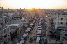 Những người Palestine phải di dời do cuộc oanh tạc của Israel vào Dải Gaza đi bộ qua một khu chợ trời ở Khan Younis, phía nam Dải Gaza, hôm 29/06/2024. (Ảnh: Jehad Alshrafi/AP Photo)