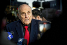 Ông Rudy Giuliani nói chuyện với giới truyền thông ở Manchester, New Hampshire, hôm 21/01/2024. (Ảnh: Brandon Bell/Getty Images)