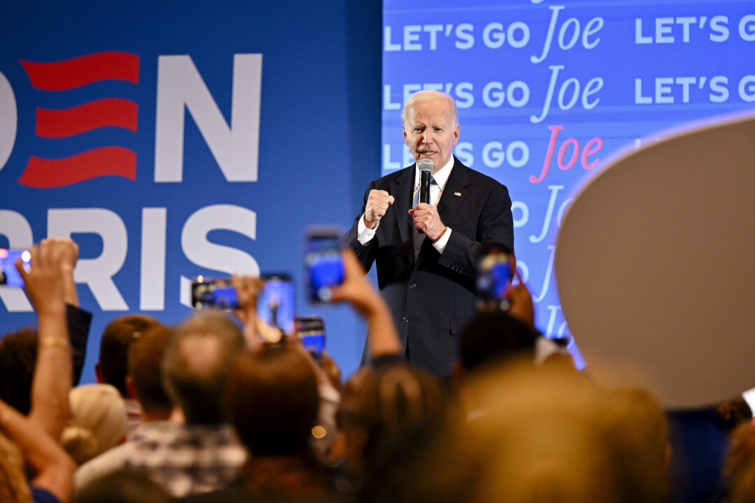 Những người ủng hộ chào đón Tổng thống Joe Biden bằng màn trình diễn ánh sáng tại bữa tiệc theo dõi tranh biện của ông, tại Hyatt Regency Atlanta ở Atlanta, hôm 27/06/2024. (Ảnh:Derek White/Getty Images cho DNC)