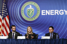 (Từ trái sang phải) Các khoa học gia từ Phòng thí nghiệm Quốc gia Lawrence Livermore gồm ông Alex Zylstra, bà Annie Kritcher, và ông Jean-Michel Di Nicola tổ chức một cuộc họp báo tại trụ sở Bộ Năng lượng ở Hoa Thịnh Đốn, vào ngày 13/12/2022. (Ảnh: Chip Somodevilla/Getty Images)