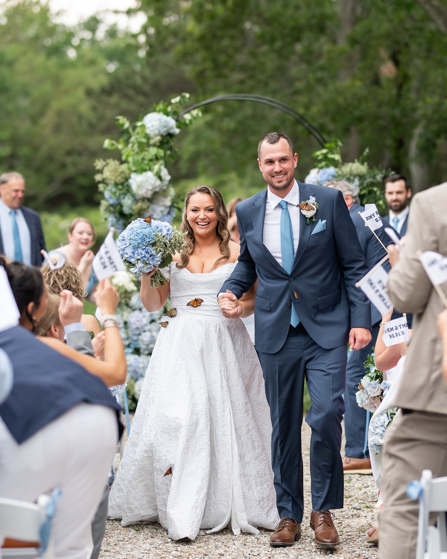 Cặp đôi đã kết hôn vào ngày 14/06 tại Phòng trưng bày Borsari ở Dennis, Massachusetts và thả bướm để tưởng nhớ người cha quá cố của cô dâu. Thay vì bay đi, một số chú bướm đã đậu lên khắp váy của cô dâu và trên hoa cài áo của chú rể. (Ảnh: Đăng dưới sự cho phép của cô Brit Perkins)