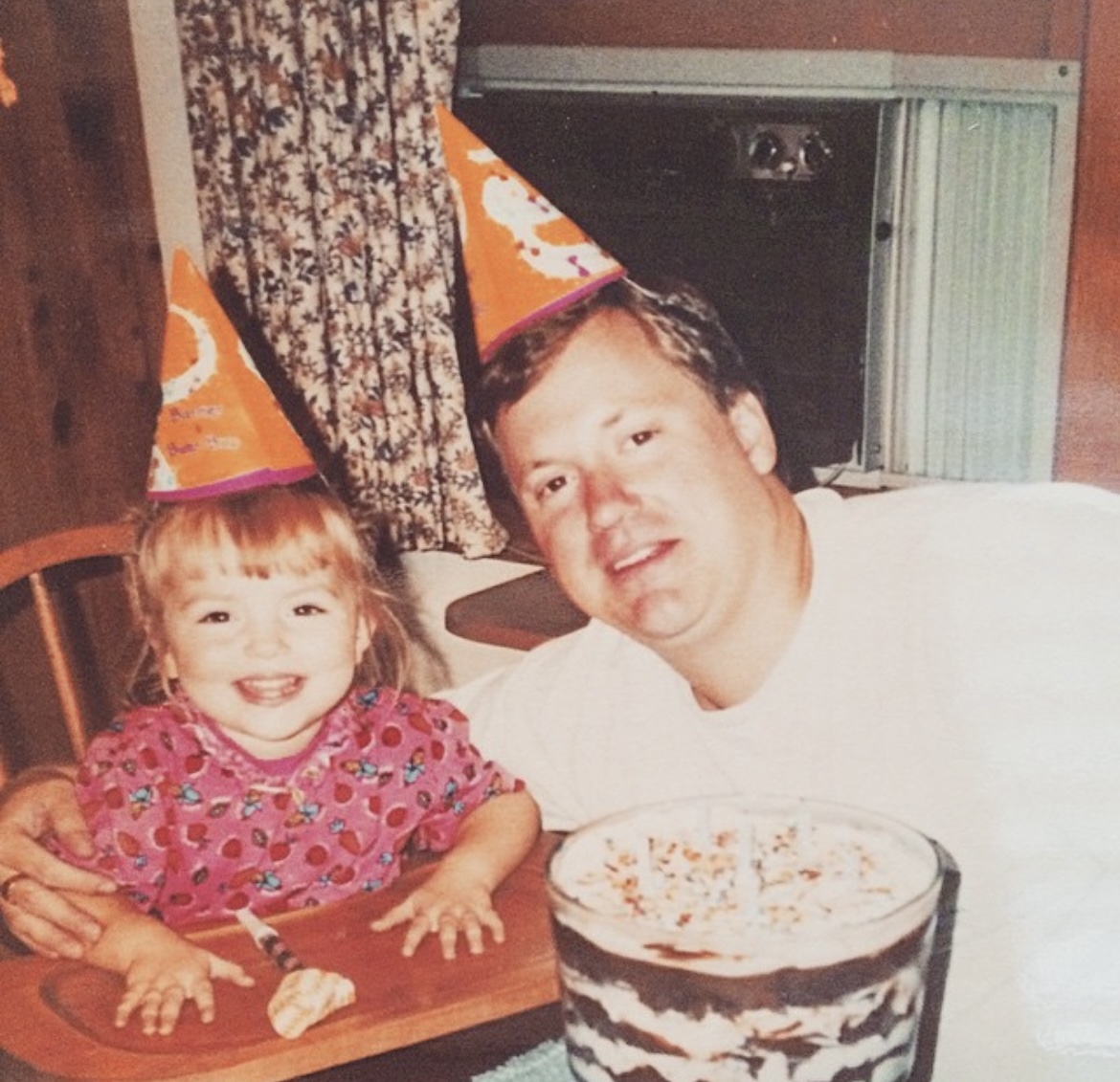Cô Perry với cha khi cô còn nhỏ. (Ảnh: Đăng dưới sự cho phép của cô Amy Perry)