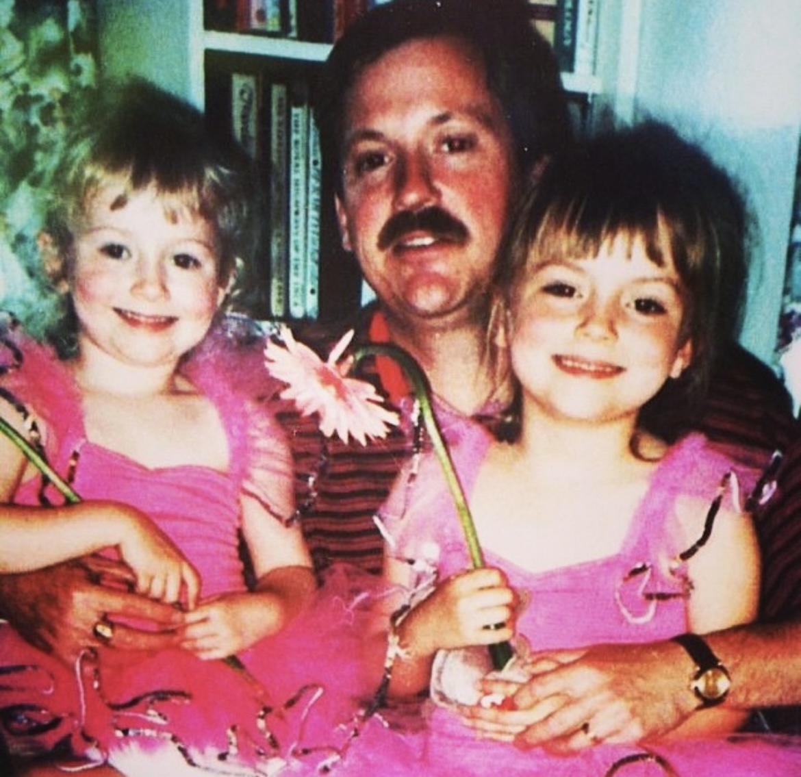 Cô Perry (phải) cùng chị gái và cha. (Ảnh: Đăng dưới sự cho phép của cô Amy Perry)