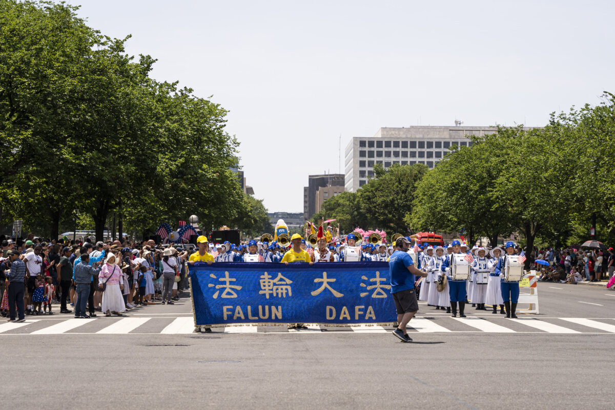 Các học viên Pháp Luân Công, theo sau là Đoàn nhạc Thiên Quốc, trong cuộc diễn hành Ngày Độc Lập Quốc gia ở Hoa Thịnh Đốn, hôm 04/07/2024. (Ảnh: Caroline Li/The Epoch Times)