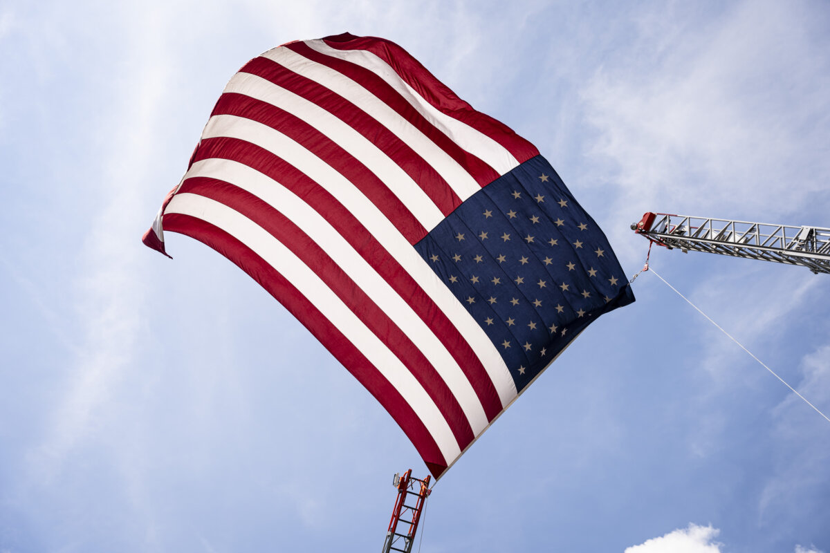 Quốc kỳ tung bay trong Cuộc diễn hành Ngày Độc Lập Quốc gia ở Hoa Thịnh Đốn, hôm 04/07/2024. (Ảnh: Caroline Li/The Epoch Times)