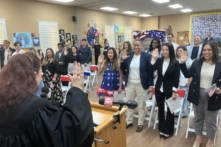 Thẩm phán Leslie Hoffman Price của Tòa án Địa hạt miền Trung Florida thực hiện lễ tuyên thệ công dân cho 20 người Mỹ mới trong buổi lễ nhập tịch tại Trung tâm Cộng đồng Hy vọng ở Apopka, Florida, hôm 04/07/2024. (Ảnh: The Epoch Times/John Haughey)