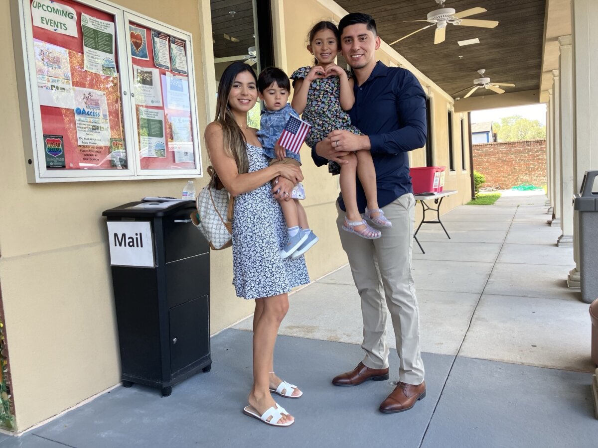 Anh Mathias Cuello, và vợ, Jackeline, cùng các con rời Trung tâm Cộng đồng Hy vọng ở Apopka, Florida, sau khi anh tuyên thệ nhập quốc tịch trong buổi lễ nhập tịch hôm 04/07/2024. (Ảnh: The Epoch Times/John Haughey)