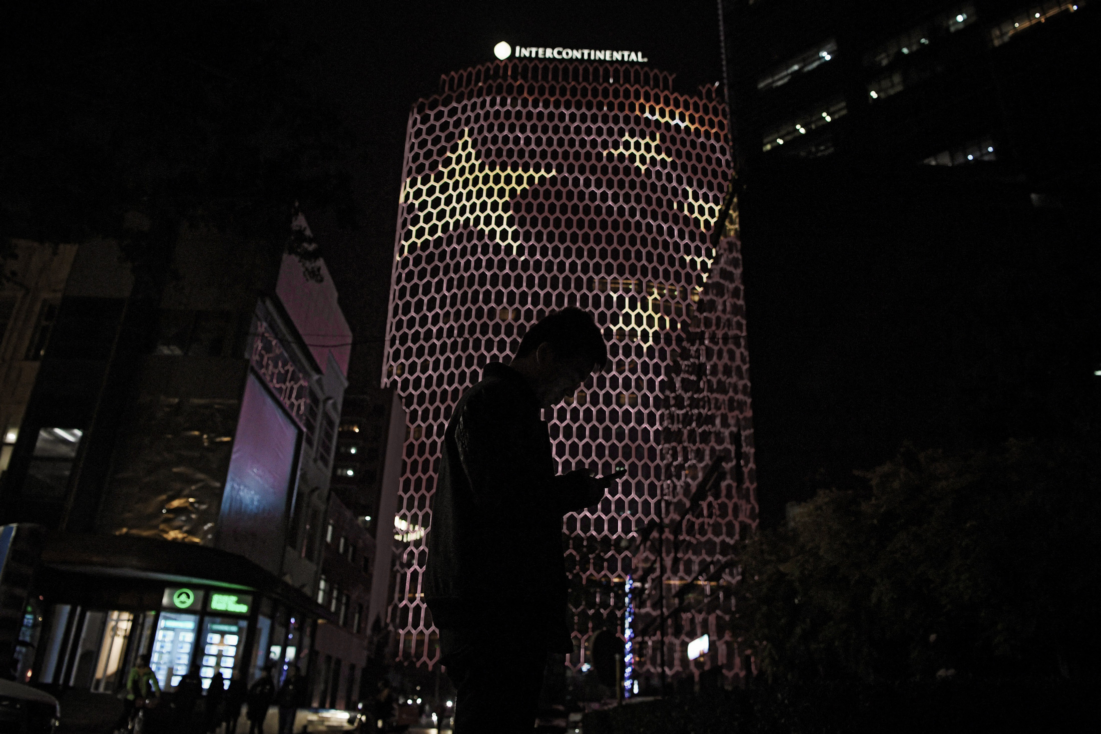 Theo ông DeVore, việc thu mua đất đai của Hoa Kỳ có thể giúp chính quyền Trung Quốc tiếp cận việc nghe lén thông tin liên lạc trên khắp nước Mỹ. (Ảnh: Greg Baker/AFP qua Getty Images)