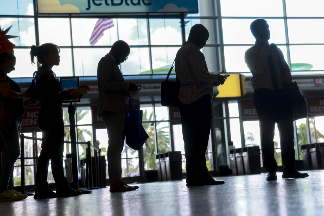Người tìm việc tham dự hội chợ việc làm ở Sunrise, Florida, hôm 26/06/2024. (Ảnh: Joe Raedle/Getty Images)