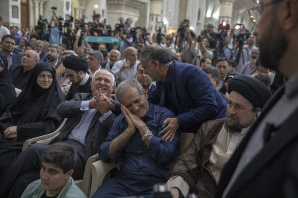 Tổng thống Iran Masoud Pezeshkian trong chuyến thăm mộ của người sáng lập nước Cộng hòa Hồi Giáo Ayatollah Ruhollah Khomeini ở Tehran, Iran, hôm 06/07/2024. Bên trái ông là cựu ngoại trưởng Mohammad Javad Zarif. (Ảnh: Majid Saeedi/Getty Images)