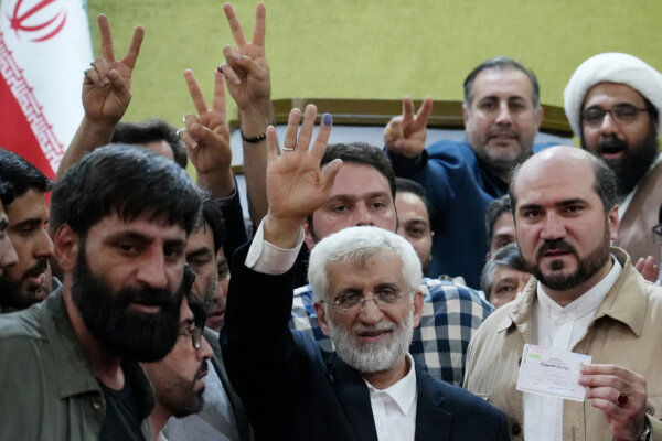 Ứng cử viên tổng thống Iran đồng thời là cựu nhà đàm phán hạt nhân thuộc phe thủ cựu Saeed Jalili giơ tay trong lúc bỏ phiếu tại một điểm bỏ phiếu ở Tehran hôm 05/07/2024. (Ảnh: Raheb Homavandi/AFP qua Getty Images)