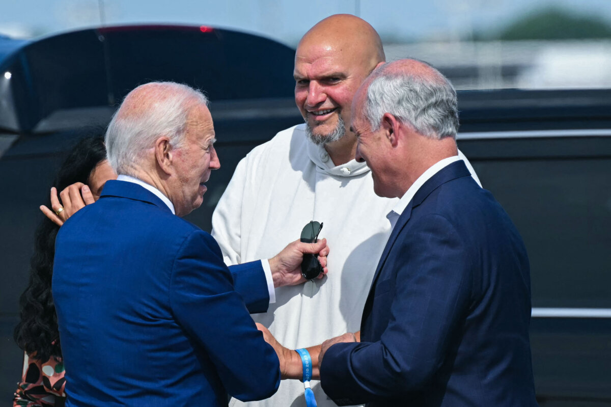 Tổng thống Joe Biden (bên trái) được các Thượng nghị sỹ John Fetterman (Dân Chủ-Pennsylvania) (ở giữa) và Bob Casey (Dân Chủ-Pennsylvania) (bên phải) chào đón tại Phi trường Quốc tế Philadelphia ở Philadelphia, hôm 07/07/2024. (Ảnh: Saul Loeb/AFP qua Getty Images)
