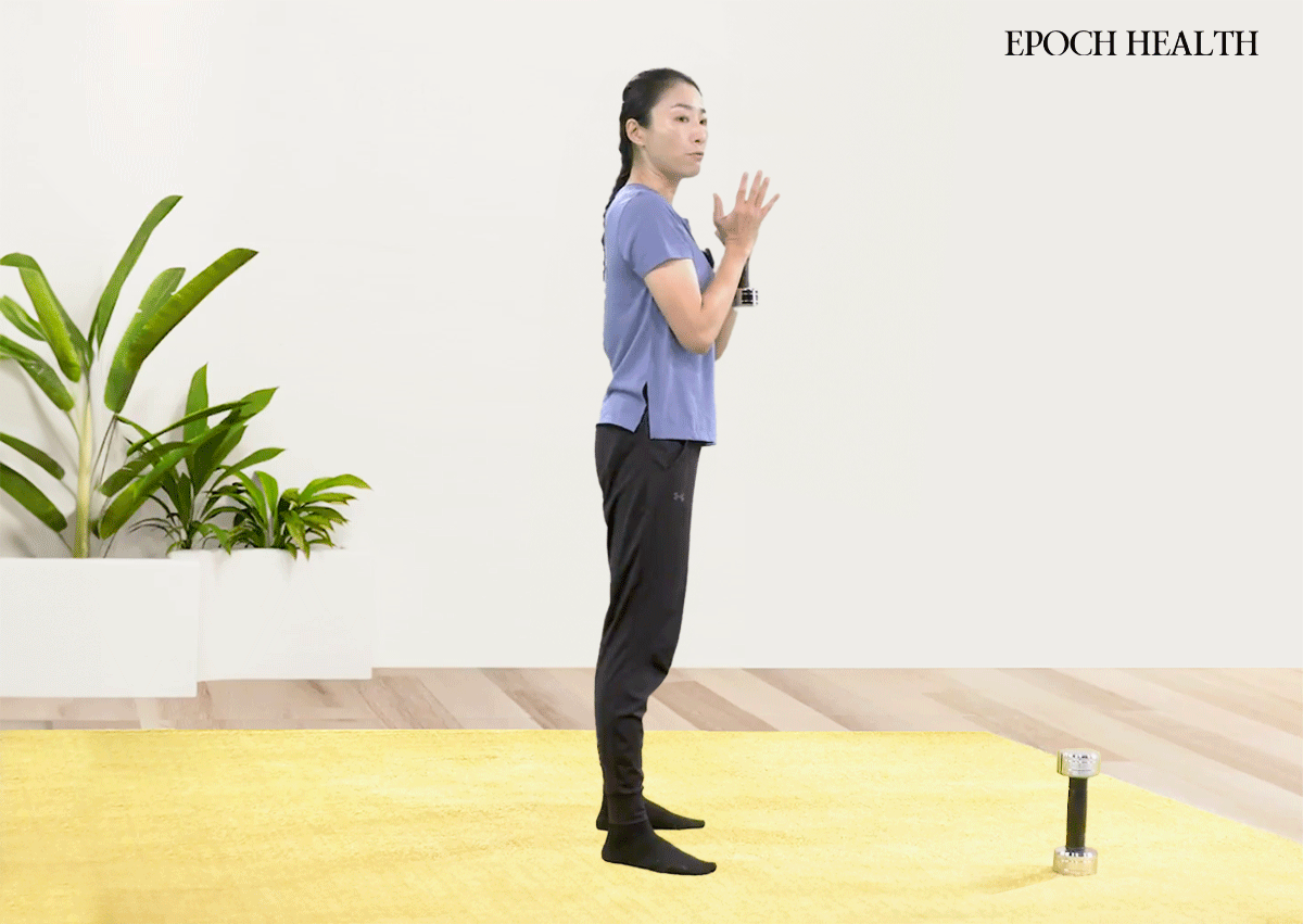 Squat với tạ đơn. (Ảnh: The Epoch Times)