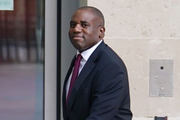 Ngoại trưởng David Lammy đến BBC Broadcasting House để xuất hiện trên chương trình thời sự của BBC One, ‘Chủ nhật với Laura Kuenssberg,’ tại London, hôm 07/04/2024. (Ảnh: Jordan Pettitt/PA)