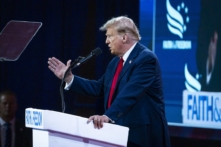 Cựu Tổng thống Donald Trump diễn thuyết tại Hội nghị Con đường dẫn đến Đa số năm 2024 ở Hoa Thịnh Đốn hôm 22/06/2024. (Ảnh: Madalina Vasiliu/The Epoch Times)