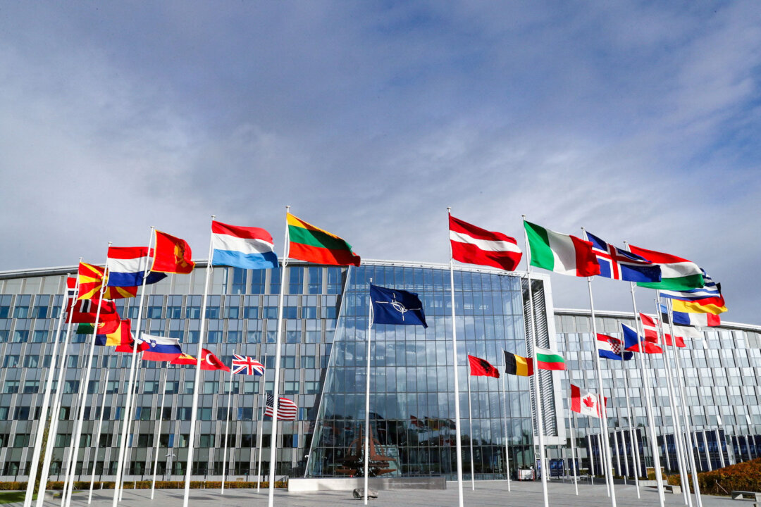 Những lá cờ tung bay bên ngoài trụ sở NATO trước cuộc họp các bộ trưởng quốc phòng của liên minh này tại Brussels vào ngày 21/10/2021. (Ảnh: Pascal Rossignol/Reuters)